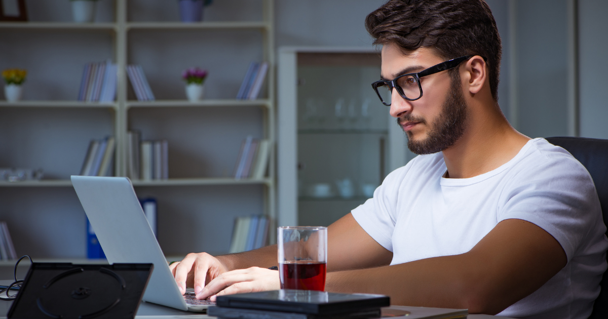 Olhos cansados e dores de cabeça? Não está só. Mais tempo frente aos ecrãs no teletrabalho aumenta queixas!