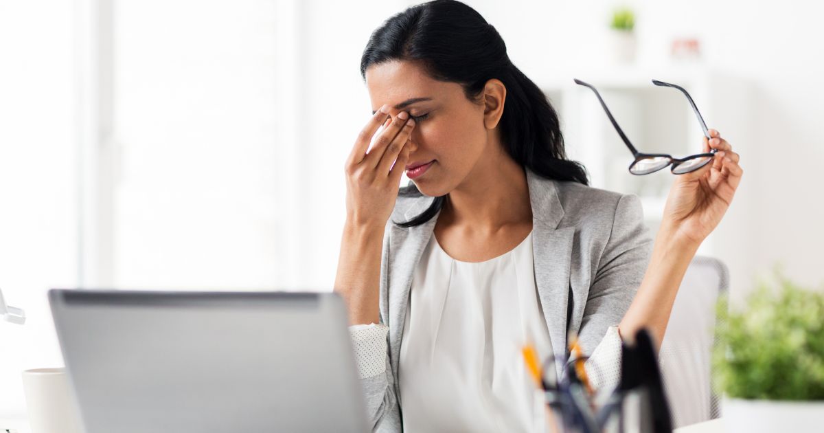 Olhos stressados, cansados e a arder: quais as causas e como aliviar o desconforto.