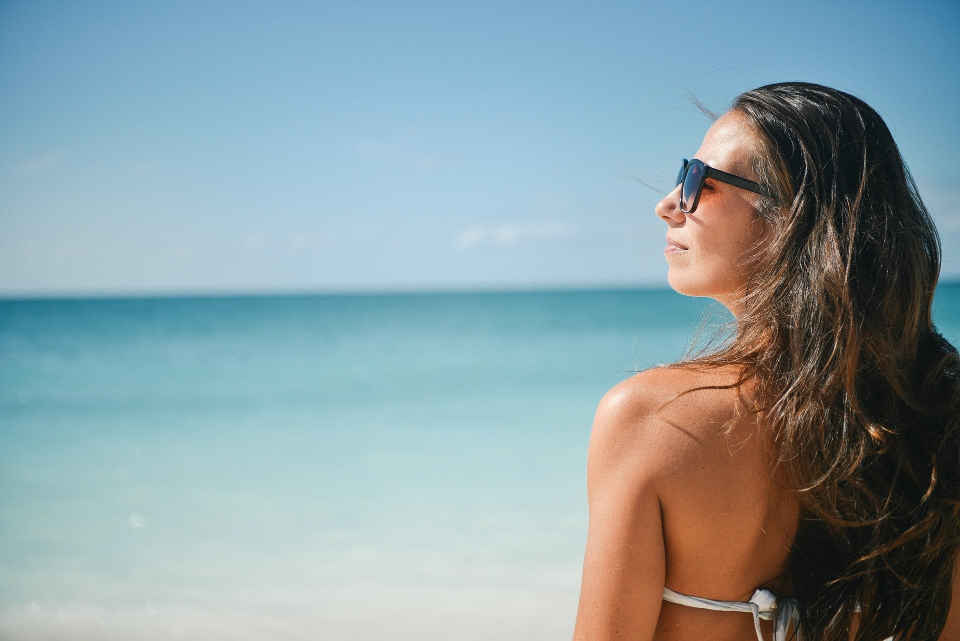 Posso usar lentes de contacto na praia e na piscina?
